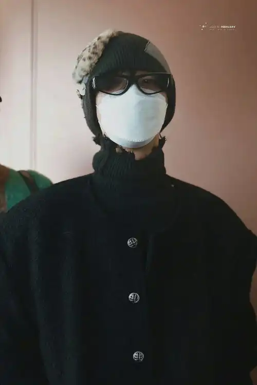 黄明昊今日机场造型毛线帽黑色系穿搭,男友风质感穿搭超帅