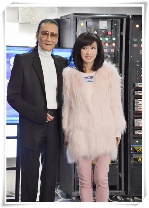 看了63岁米雪穿粉色皮草,再看64岁赵雅芝,终于见识真正的少女