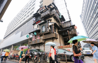 杭州街头现动漫式阁楼引路人围观