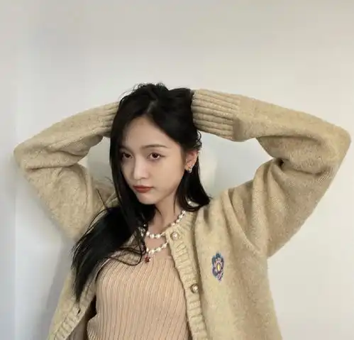 吴宣仪生日写真造型,白色毛绒开衫搭黑色裤子,不愧是青春美少女