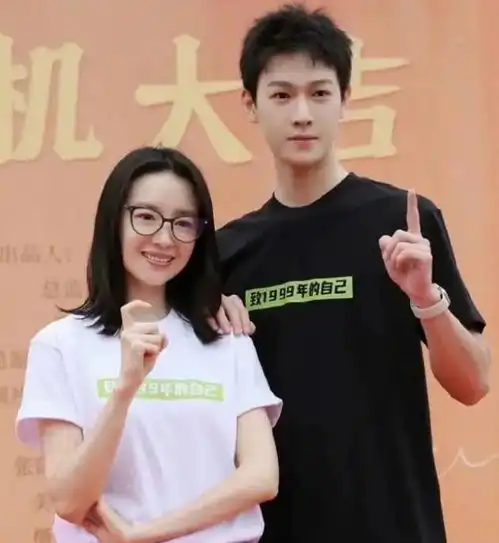 43岁董洁携26岁儿子聚餐,皮肤耷拉皱纹明显,与精修判若两人
