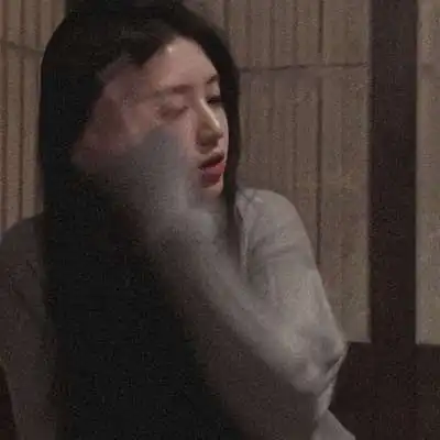 辞桉.模糊质感微丧女头