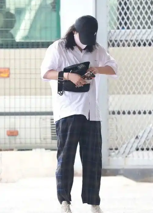马思纯否认出国治病后现身,身材发福眼神涣散,虚弱到走路要人扶