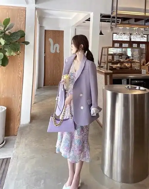 单穿裙子太温柔,单穿西装太利落,西装裙子,做个甜酷女孩吧