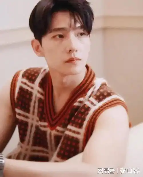 男明星无袖背心,归国三子白背心王一博杨洋花背心檀健次浴缸诱惑