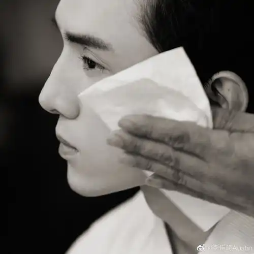 橙色系头像男侧颜自夸