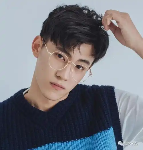 秋季发型别乱剪,今秋流行的3款男生发型参考,个性又时髦