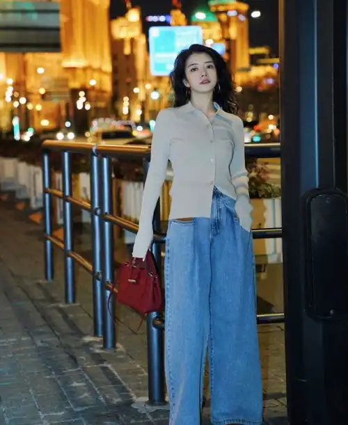 时尚博主的高级穿搭来了,穿上浅色系的服装搭配,气质清新淡雅