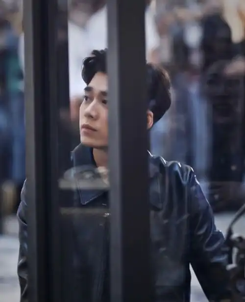 粉丝晒李易峰活动生图,侧颜和睫毛抢镜,氛围感拉满了