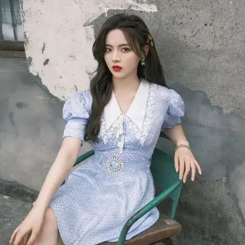 谁说穿丝袜才有女人味看杨超越穿短裙配儿童袜,照样很撩人