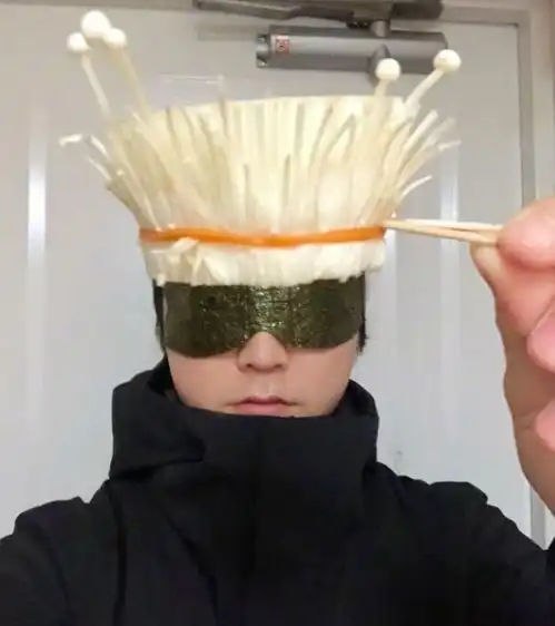 沙雕网友cos五条悟,连金针菇都用上了,简直一模一样