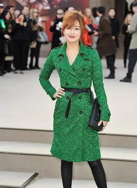 金喜善是胖了身穿绿色风衣高贵时髦,比骨感型女星好看多了