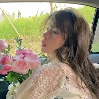 情侣头像捧花黑色系女生