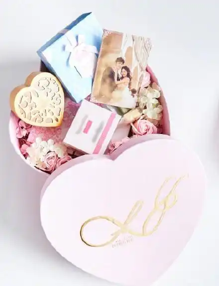 付辛博颖儿梦幻婚礼曝光,粉色系请柬伴手礼,现场布置走卡通风