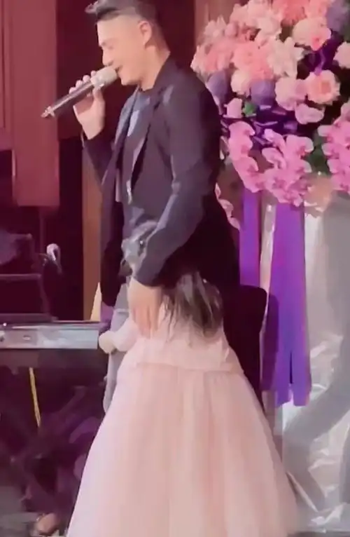 林心如为母庆生霍建华穿西装登台献唱,4岁女儿穿公主裙太惊艳