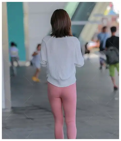 嫩粉色踩脚瑜伽裤,搭配枣红色背心,明亮时尚的少女运动风