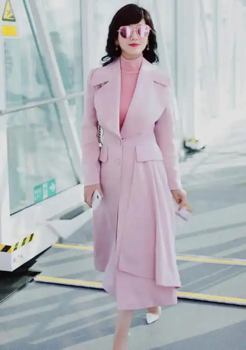 66岁赵雅芝借豪宅庆生穿粉色裙编发似少女,合照时老公搂错人