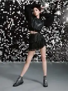 孟美岐淡蓝色毛衣气质优雅温柔,帅气小姐姐也有淑女的一面