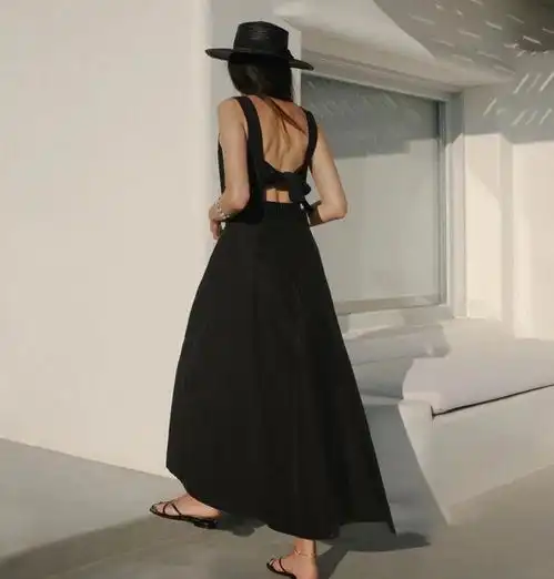 以黑白灰大地色系为主的时尚单品,日常穿搭也能精致有型