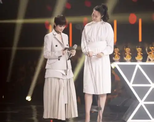 李宇春变得越来越会穿,把西装裙穿出高级感,女人味十足