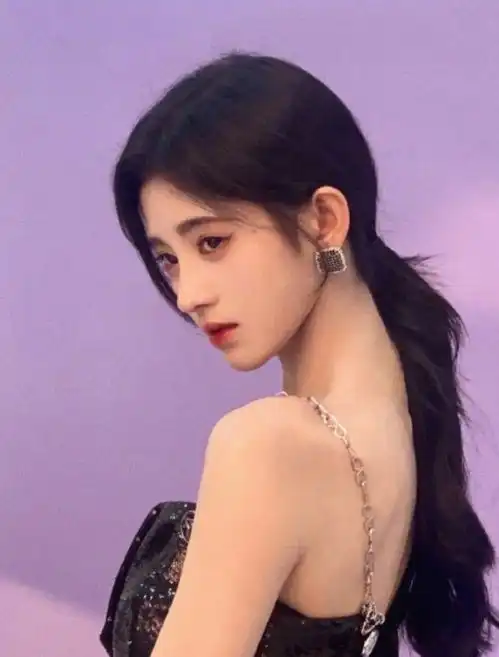 鞠婧祎蓝发造型晒照,事业型的女爱豆谁不爱各种造型轻松驾驭