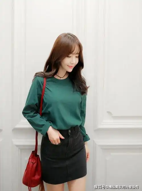 美女穿黑色皮夹克,配墨绿色t恤,下配蓝色牛仔短裙,干练又酷气