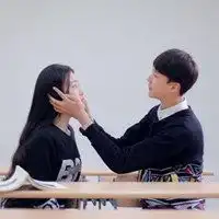 情侣头像真人两个人在一张照片里