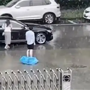 很现实男友为女孩送伞,对方不领情,还直接坐上了宝马7系走了