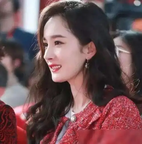 杨幂怕晒黑用红包挡住脸,路人随手抓拍到生图,又是比精修还好看系列