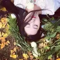 动画森系捧花女生头像