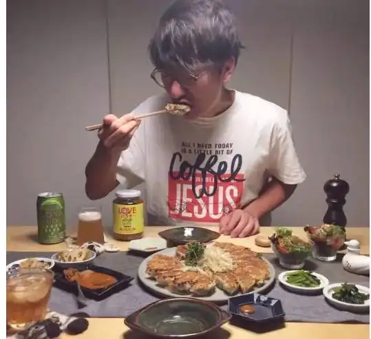 她给老公拍照365天不重样被人爱着真好啊