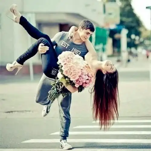 男生隔窗看婚纱头像