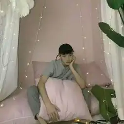 很脏很污情侣头像图片在床上扯领带