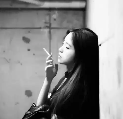 丧系头像女生评论区抽烟
