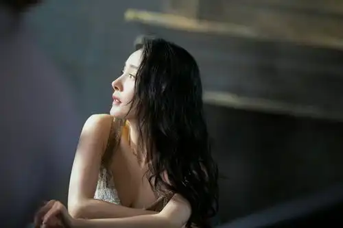 杨幂深v礼服裙露香肩性感撩人侧颜精致太吸睛