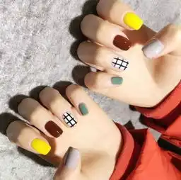 今年春夏流行的黄色系美甲,怎样做才不挑人