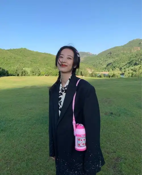 杨幂和周雨彤穿黑西装撞衫,都配5分皮裤,区别却这么大