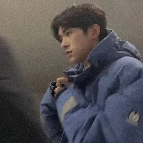 易烊千玺一个平平无奇寸照小王子