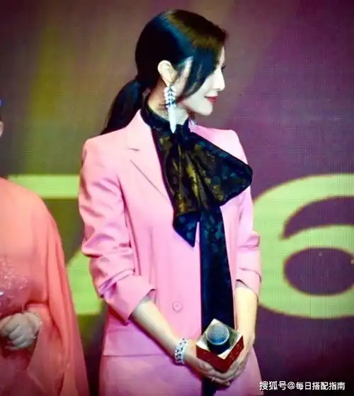 范冰冰终于出大招,穿粉色西装系超大蝴蝶结,美回颜值巅峰