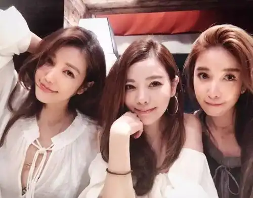 最美母女火了,妈妈比女儿颜值高,坐在一起形似姐妹