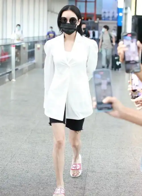 张馨予太适合穿西装了,白色西装干净利落,紧腿骑行裤穿出宽松感