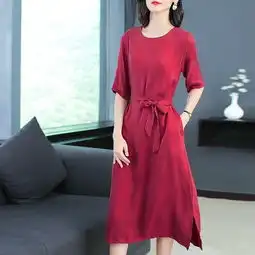 悄悄告诉你如今超火这样的裙,70后女人穿至少减龄十岁,很美