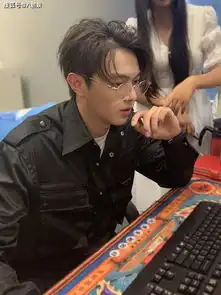 许凯获最佳男主角奖,再现一身黑造型,穿西装变禁欲系男神