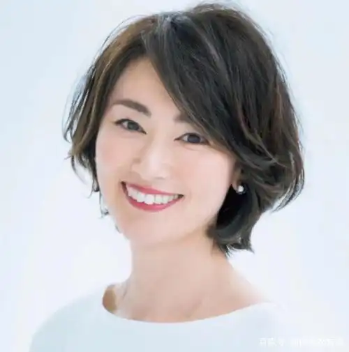 为何50岁以后的女人,更偏爱剪短发除了好打理,背后还有啥原因