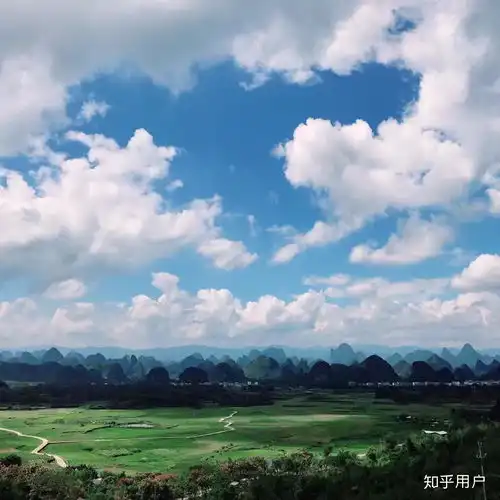 国内旅游的地方有没有那种有山有水,附近有夜市卖些小玩意和很多小吃的