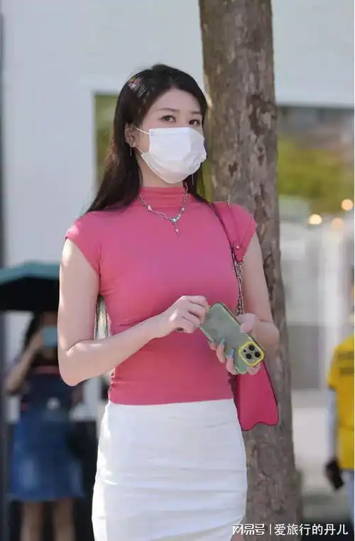 小姐姐的穿搭很出彩桃粉色半高领t恤搭配白色包臀裙,时尚靓丽