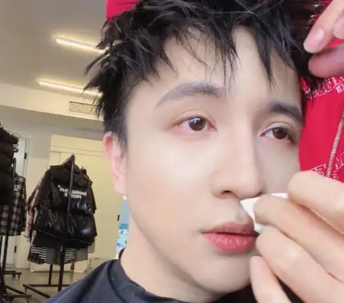 薛之谦演唱会撕衣秀腹肌,看到他的五花肉后,你哪来的自信