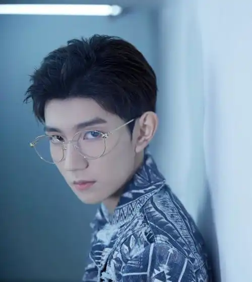 tfboys分享200714王源头像对照图片来袭,霸道总裁帅气上线