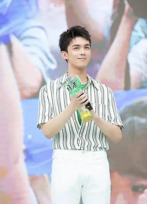 这一身可清新了,男生穿显帅不说,还可以轻松拿下女神