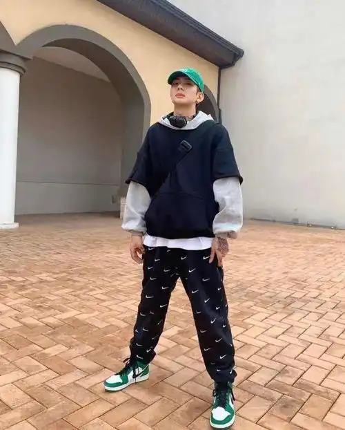 这个韩国小哥反韩系的穿搭火了